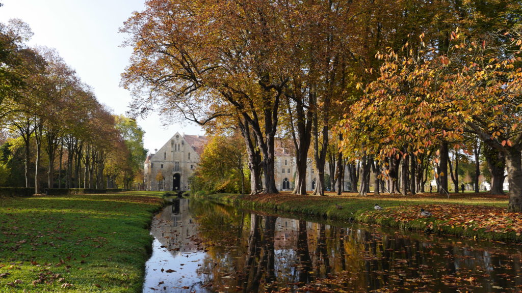 Vue de l'abbaye de Royaumont en automne